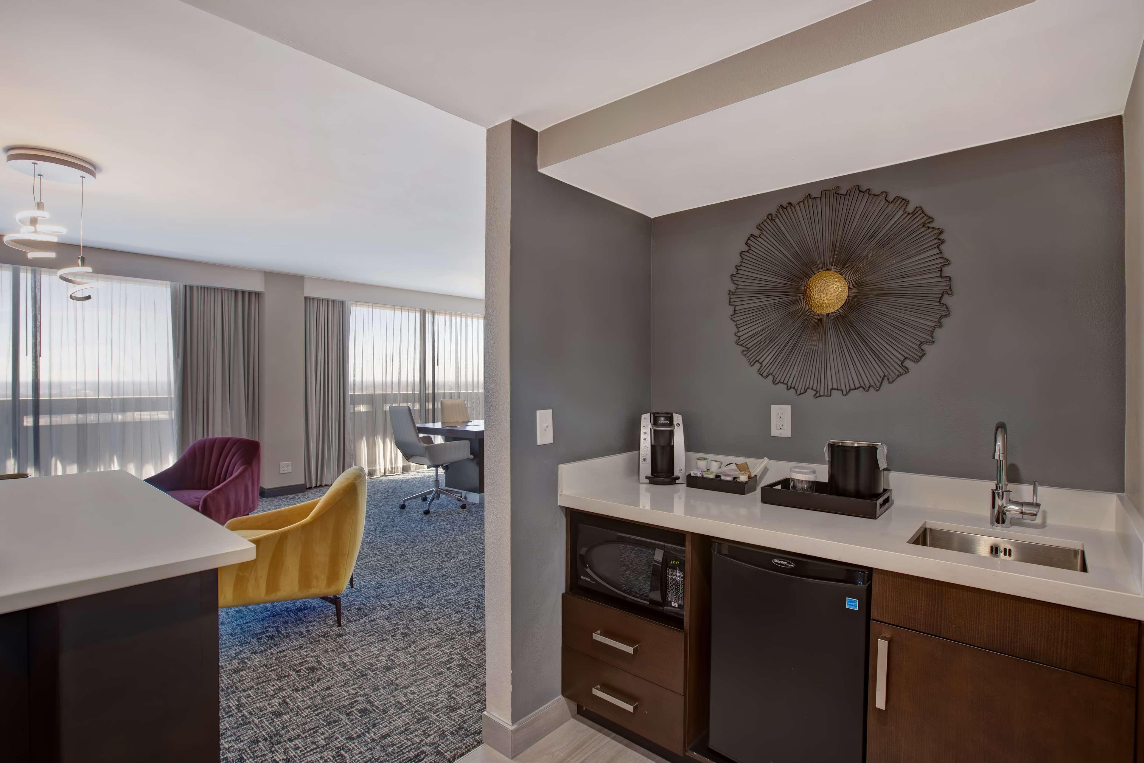 Hotel Embassy By Hilton Northwest 4*