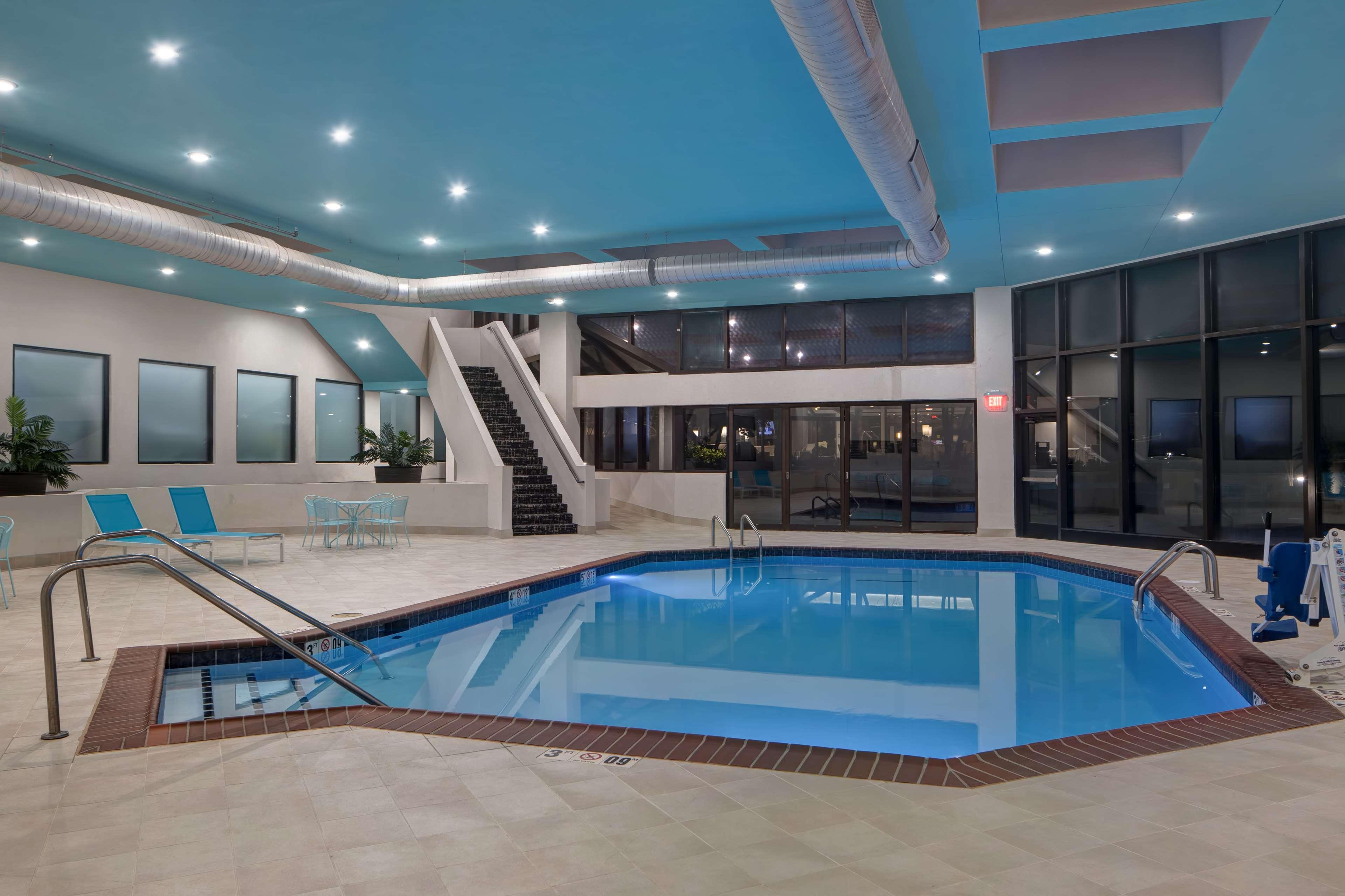 Hotel Embassy By Hilton Northwest 4*