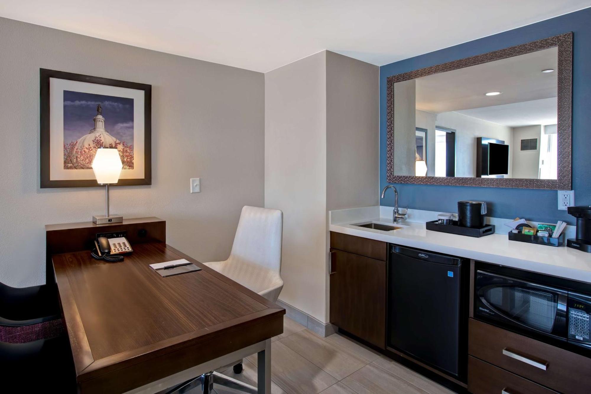 Hotel Embassy By Hilton Northwest 4*
