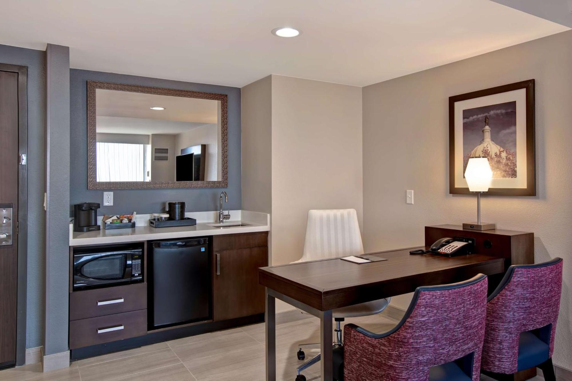 Hotel Embassy By Hilton Northwest